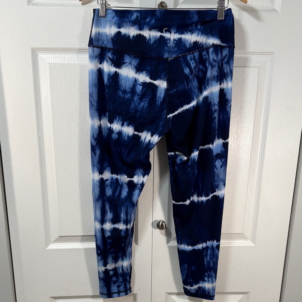 Zyia cropped Blue Tie-Dye Leggings - Picture 3 of 7